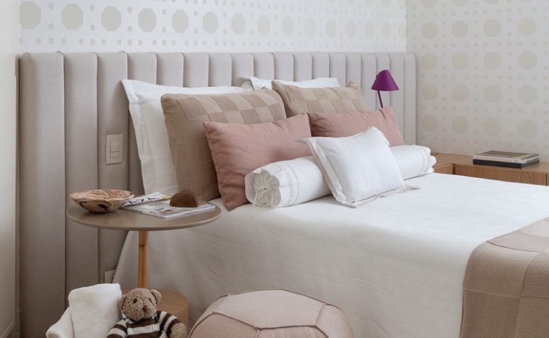Almofada Rolo: Beleza e Conforto na Decoração 3 Almofada rolo em formato cilíndrico que traz conforto e estilo ao ambiente.