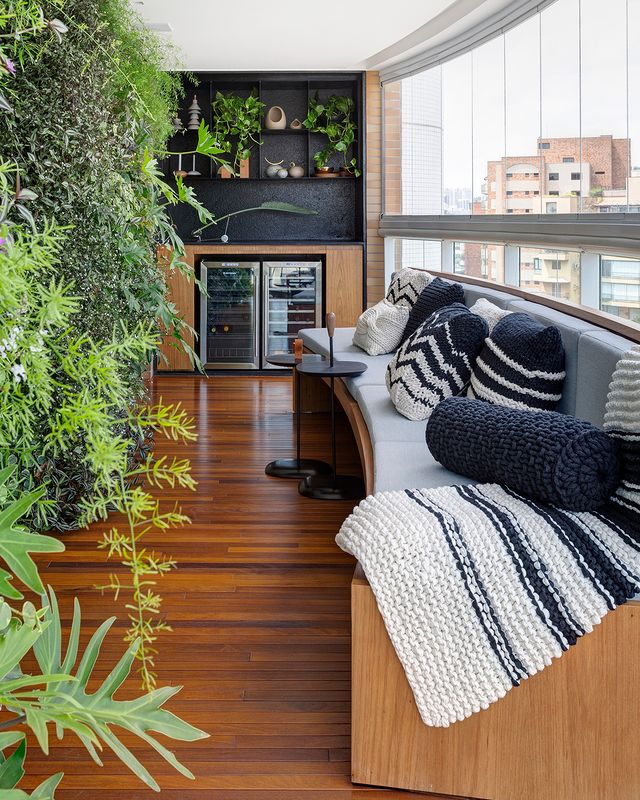 Almofada Rolo: Beleza e Conforto na Decoração 7 Almofadas rolo utilizadas em um ambiente decorativo.
