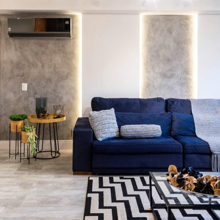 Almofada Rolo: Beleza e Conforto na Decoração 1 Almofada rolo com capa de crochê como diferencial.