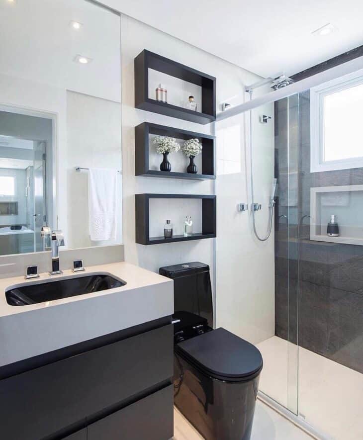 Azulejos para Banheiro: 10 Ideias para Renovar Seu Espaço 7 Banheiro em preto e branco, apostando em revestimentos clássicos.
