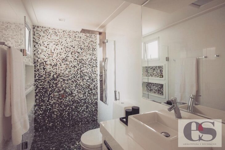 Azulejos para Banheiro: 10 Ideias para Renovar Seu Espaço 9 Paredes com um degradê de pastilhas, trazendo destaque.