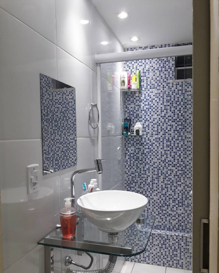 Azulejos para Banheiro: 10 Ideias para Renovar Seu Espaço 10 Banheiro menor com um design simples e funcional.