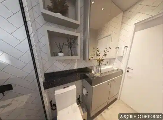 Banheiro pequeno decorado com plantas.