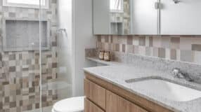 10 Formas de Decorar com Nicho para Banheiro 7 Foto de banheiro simples, com design clean