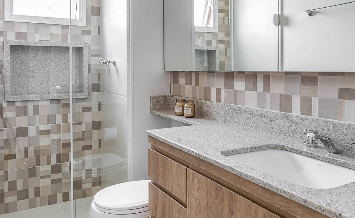 10 Ideias Criativas para Decorar Banheiros Simples 3 Banheiro simples e elegante com decoração minimalista.