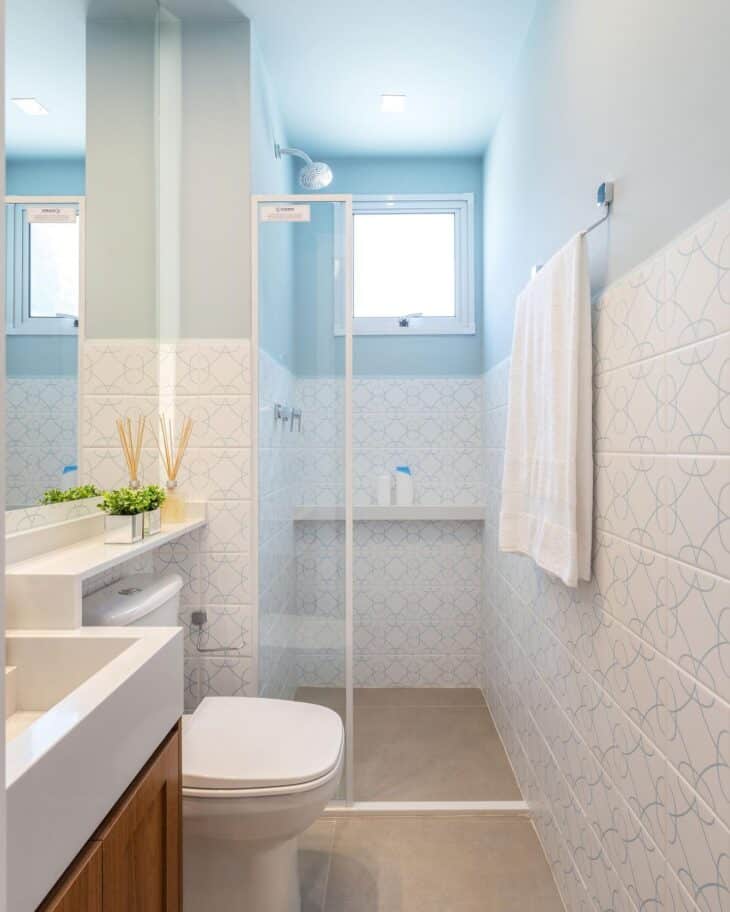 10 Ideias Criativas para Decorar Banheiros Simples 7 Banheiro que combina tons claros com madeira.