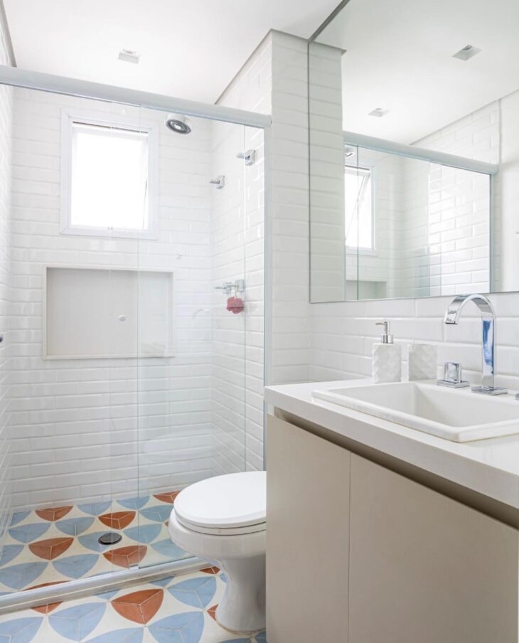 10 Ideias Criativas para Decorar Banheiros Simples 1 Banheiro colorido e vibrante.