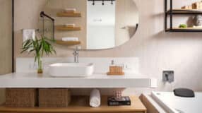 10 Formas de Decorar com Nicho para Banheiro 10 Foto de banheiro moderno com um toque contemporâneo
