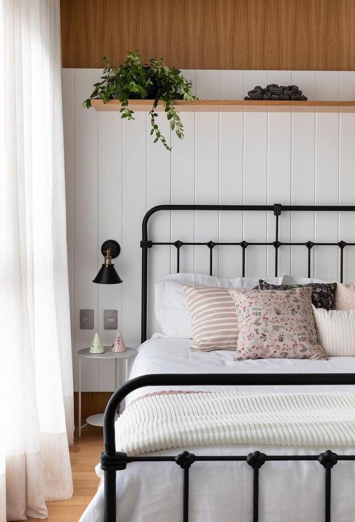10 Ideias que Vão Transformar Seu Quarto com uma Cabeceira de Ferro 7 A peça pode contribuir para um visual romântico no ambiente.