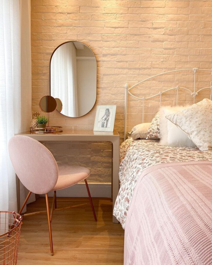 10 Ideias que Vão Transformar Seu Quarto com uma Cabeceira de Ferro 9 Deixa o ambiente bem moderno, harmonizando com outros elementos.