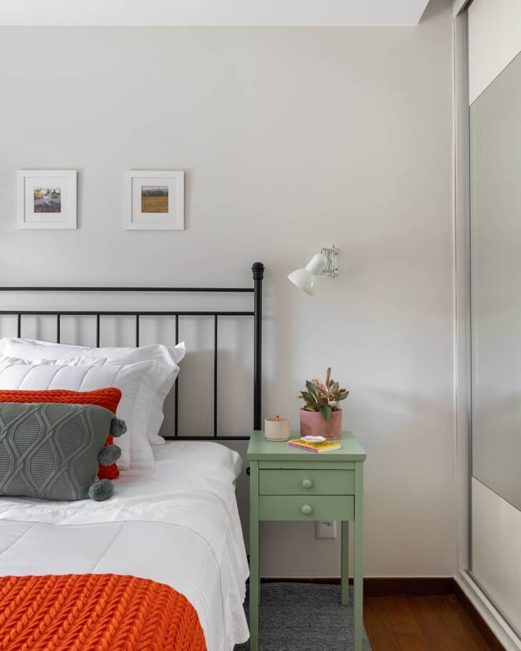10 Ideias que Vão Transformar Seu Quarto com uma Cabeceira de Ferro 10 Traz mais estilo para um quarto boho, cheio de personalidade.