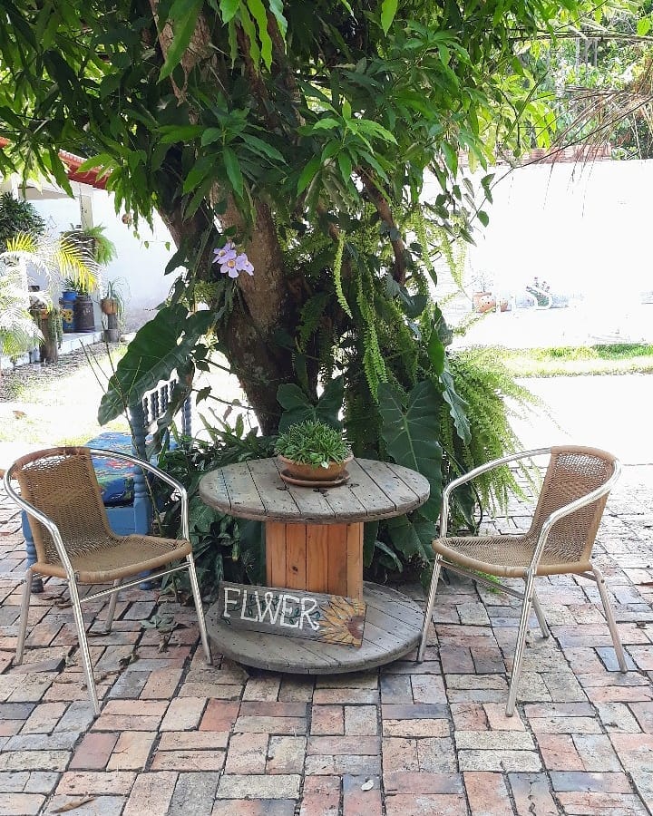 10 Ideias e Tutoriais para Criar Móveis Estilosos com Carretel de Madeira 10 Decoração de jardim com carretel de madeira.