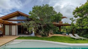 Chalé de Madeira: 60 Ideias Encantadoras para o Seu Projeto 9 Casa de campo com arquitetura charmosa