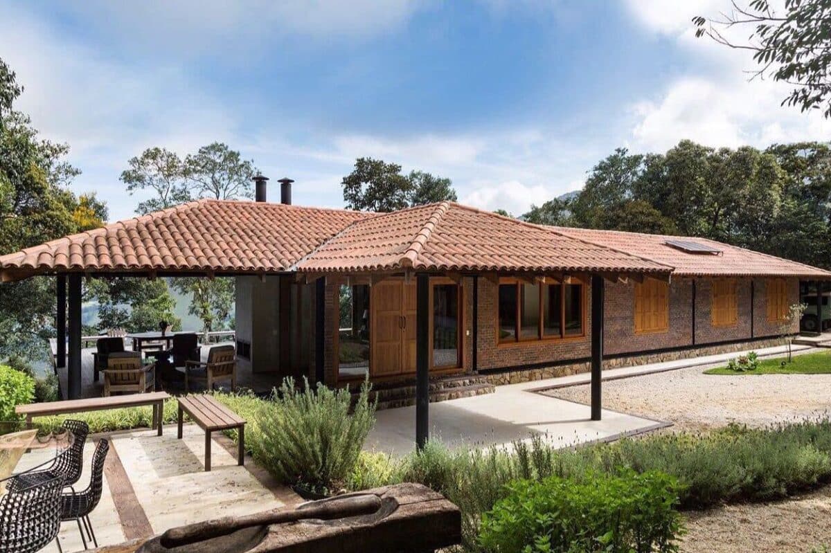 CASA DE CAMPO: 10 PROJETOS DO RÚSTICO AO MODERNO PARA CONSTRUIR 2 Sua casa de campo pode ter uma variedade de estilos, desde o mais rústico ao mais moderno.