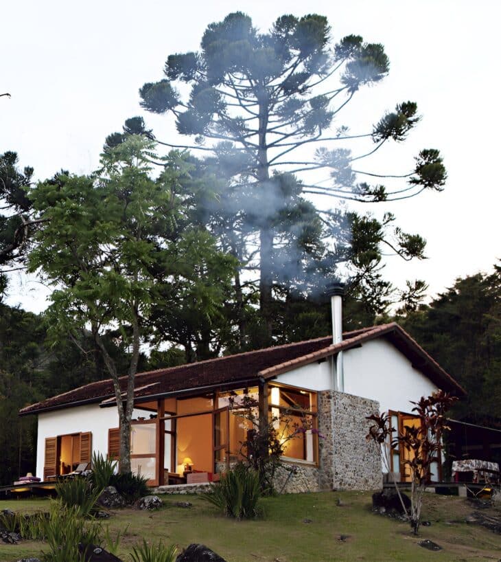 CASA DE CAMPO: 10 PROJETOS DO RÚSTICO AO MODERNO PARA CONSTRUIR 9 Mesmo pequeno, seu projeto pode ficar supercharmoso com elementos de pedra e madeira, veja ideias.