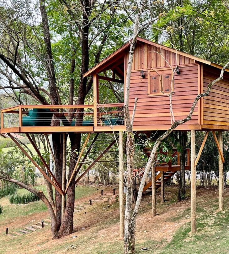 Uma residência no campo também pode ser moderna, com materiais tecnológicos, como vidro ou metal.