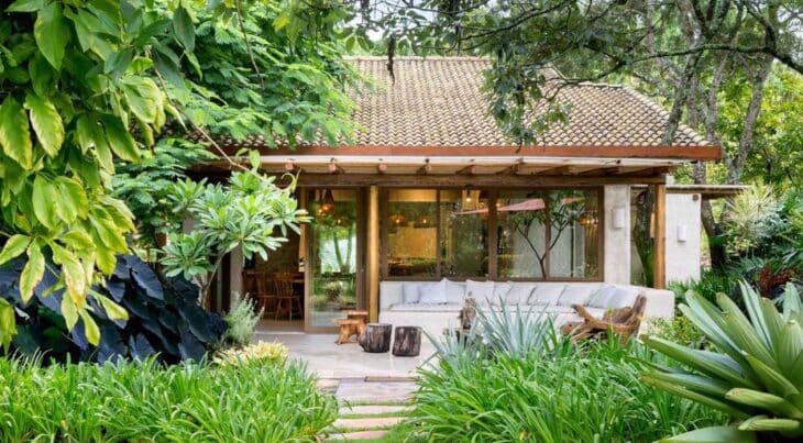 CASA DE CAMPO: 10 PROJETOS DO RÚSTICO AO MODERNO PARA CONSTRUIR 7 Valorizar os materiais naturais, explorar um design simples e explorar a integração com a natureza é uma boa combinação.