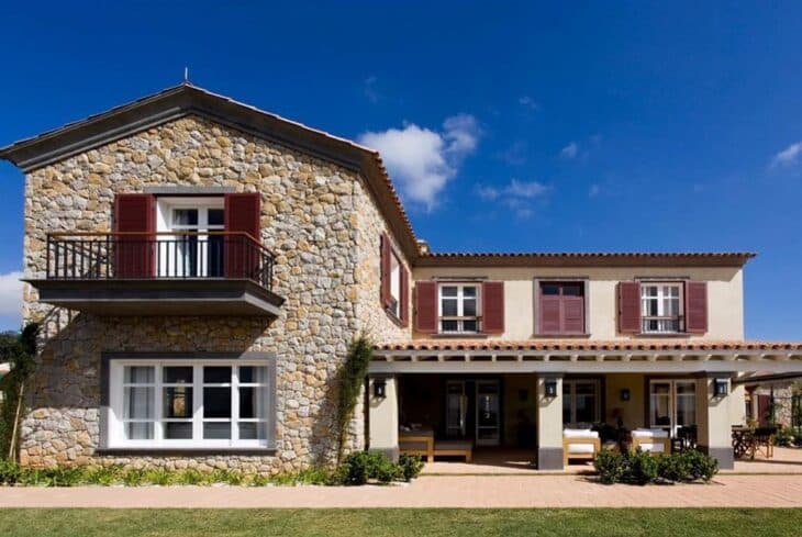 10 Ideias para Adotar o Estilo de Casa Rústica 5 Foto de uma casa rústica com destaque para a utilização de madeira.
