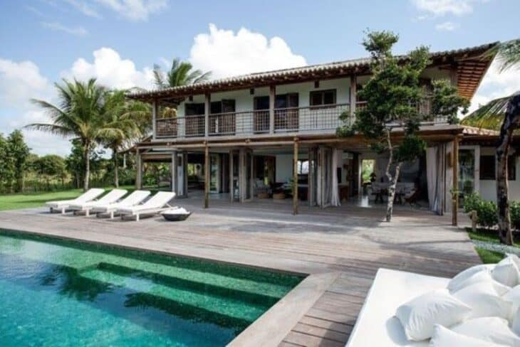 10 Ideias para Adotar o Estilo de Casa Rústica 7 Casa rústica mostrando sua parte externa com materiais naturais.