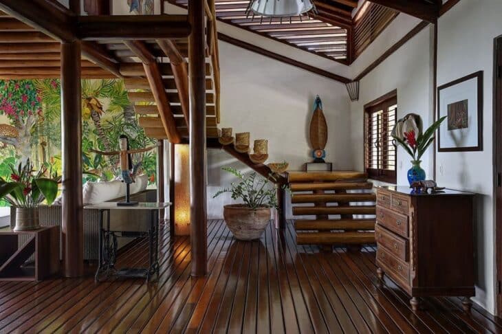 10 Ideias para Adotar o Estilo de Casa Rústica 2 Detalhe de um móvel rústico em uma casa que exibe acabamentos naturais.