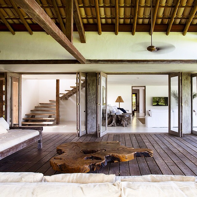 10 Ideias para Adotar o Estilo de Casa Rústica 10 Varanda de uma casa rústica, convidativa e cheia de estilo.