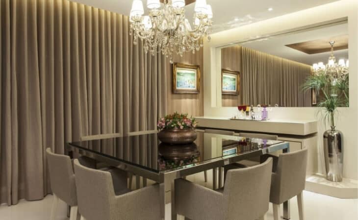 Cor Fendi: 10 Inspirações para Decorar com Estilo 9 Combine cortinas e cadeiras.