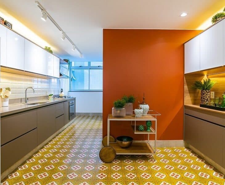 Cor laranja: 10 maneiras de usar essa cor moderna e versátil 1 E a cor da parede harmonizou o ambiente junto ao piso