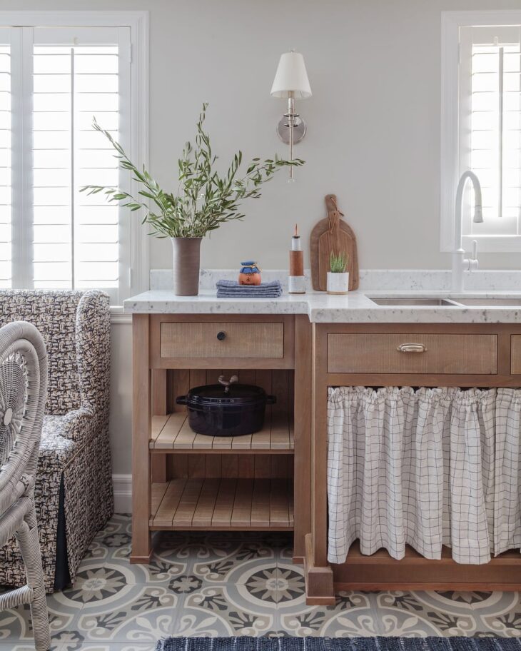 Cortinas para Pia: 10 Modelos Incríveis para Decorar sua Cozinha 5 Cortina para pia 1 em uma decoração de cozinha.