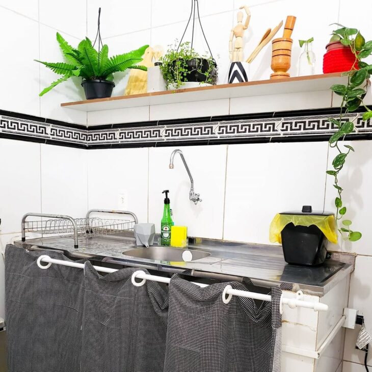 Cortinas para Pia: 10 Modelos Incríveis para Decorar sua Cozinha 9 Cortina para pia 3 fixada em um varão.