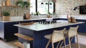 10 Modelos de Cadeira de Palhinha para Deixar sua Casa Cheia de Charme 5 Foto de uma cozinha com ilha central.