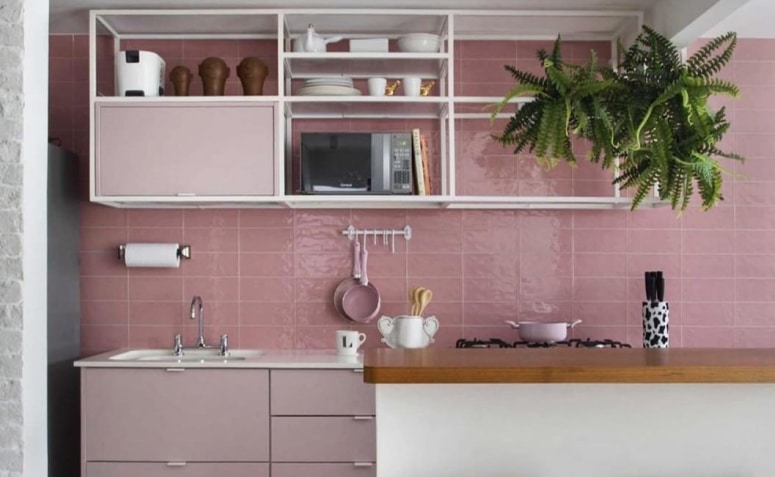 10 Projetos de Cozinha Rosa para Suspirar de Amores 3 Cozinha rosa encantadora que exibe charme e ousadia. Uma inspiração moderna para a decoração do lar.