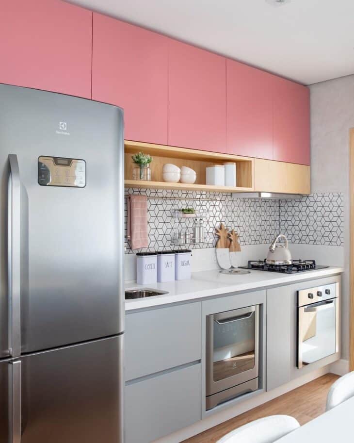 10 Projetos de Cozinha Rosa para Suspirar de Amores 10 Armários com acabamento em rosa, criando uma atmosfera acolhedora e moderna.