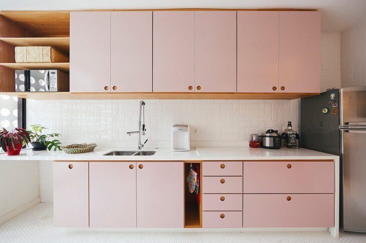 10 Projetos de Cozinha Rosa para Suspirar de Amores 1 Efeito clean proporcionado pela combinação do rosa com o branco.