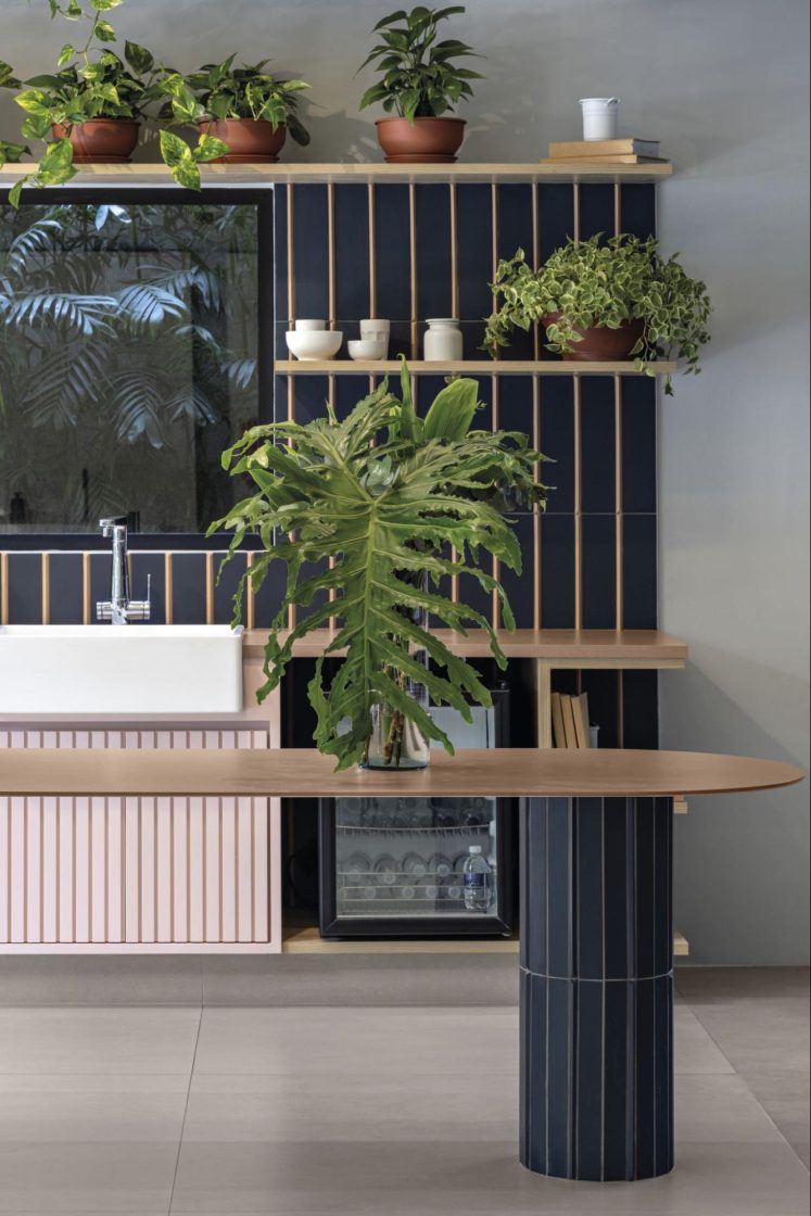 Por que a Doma Arquitetura aposta no porcelanato para bancada de cozinha 10 2 A cuba proeminente farm sink se tornou uma marca estética da Doma Arquitetura.
