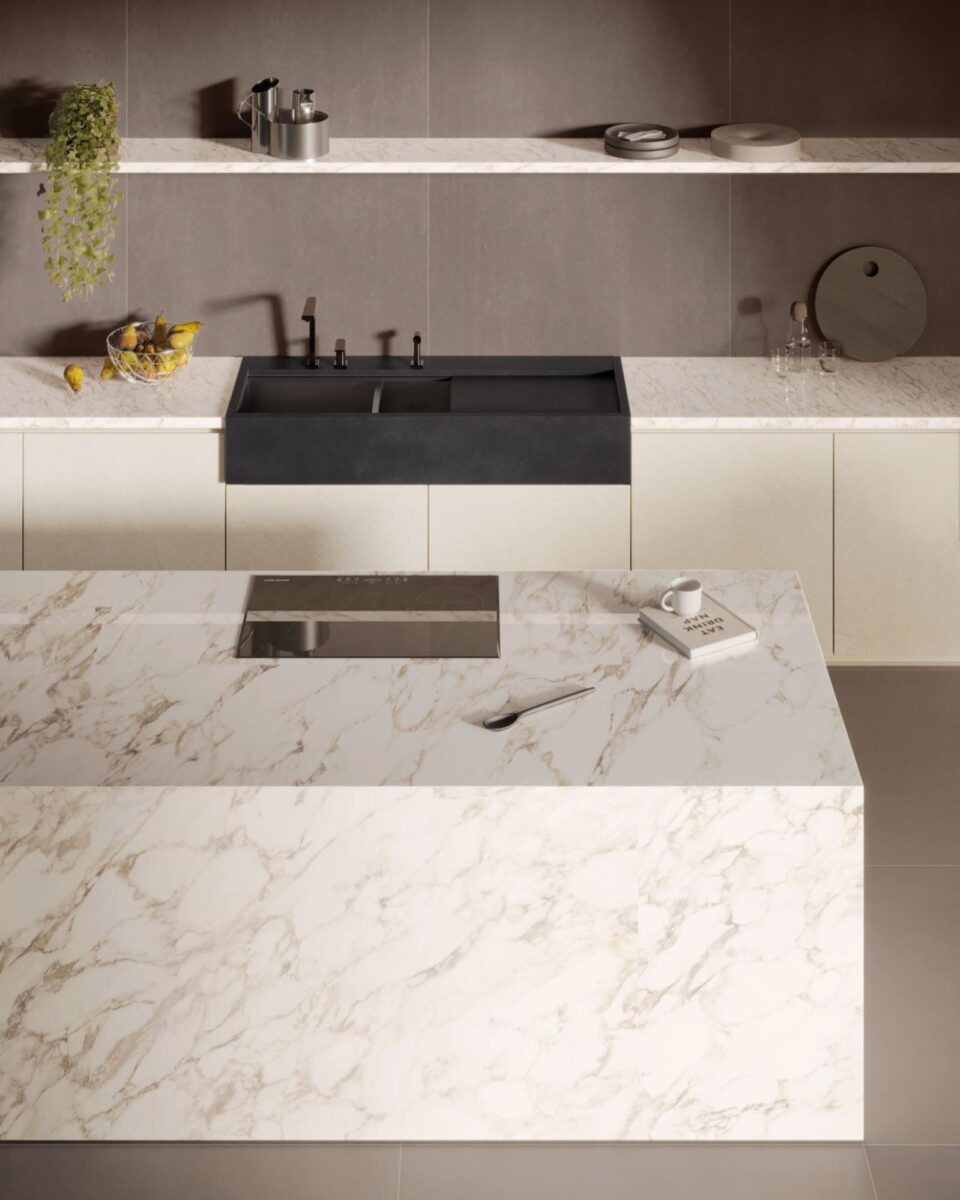 Domateca oferece uma biblioteca de soluções para cozinha, que podem ser combinadas para criar projetos únicos, incluindo a área molhada que remete a uma farm sink, aqui executada em Dansk Cement Graphite.