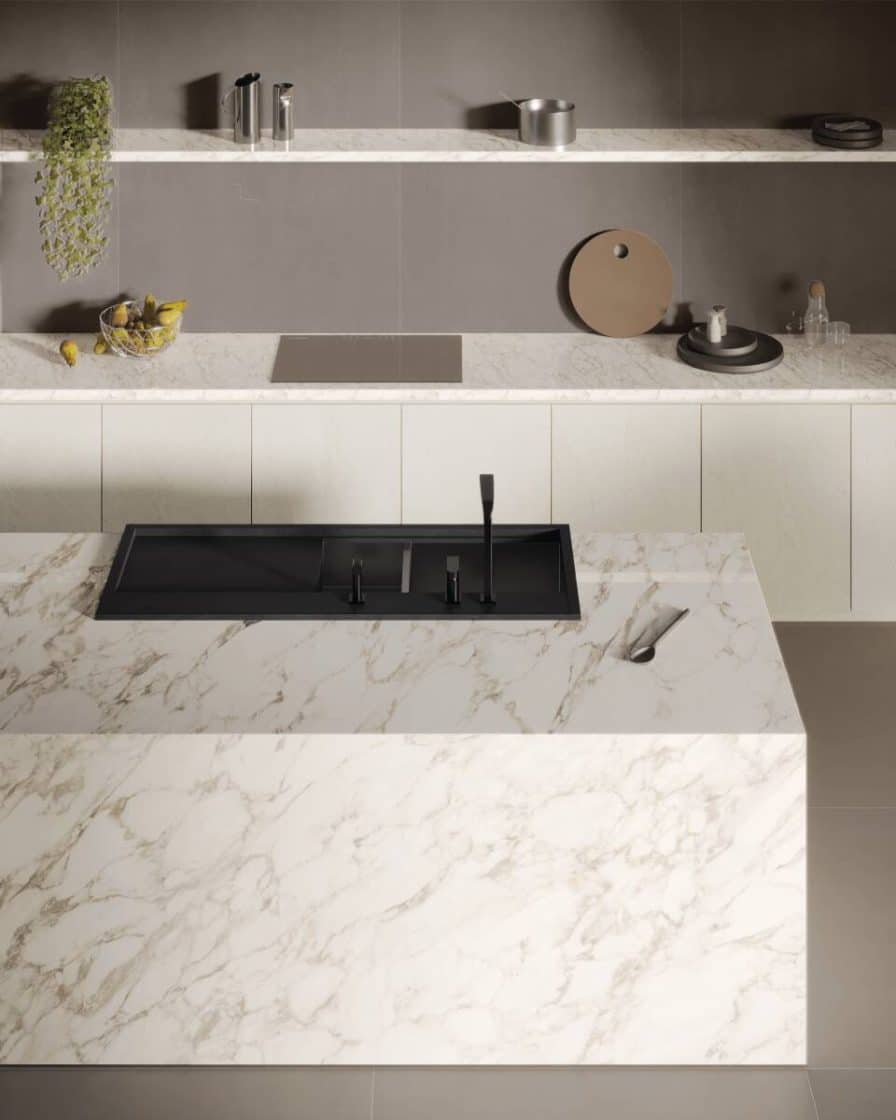 Por que a Doma Arquitetura aposta no porcelanato para bancada de cozinha 10 10 Cozinha utilizou área molhada da Domateca na ilha em Borghini Viola.