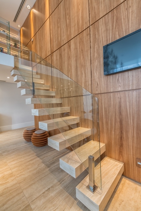 Escadas de porcelanato: segurança e beleza para os 10 projetos 9 Porcelanato é material mais sustentável do que mármore, pedra ou madeira natural.