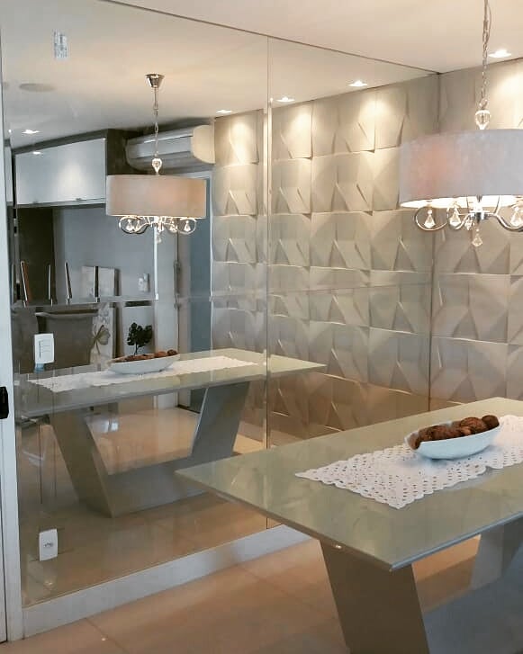 10 Modelos de Espelho para Sala de Jantar que Duplicam a Elegância 10 Espelho que não ocupa a parede toda, mas é grande e maravilhoso