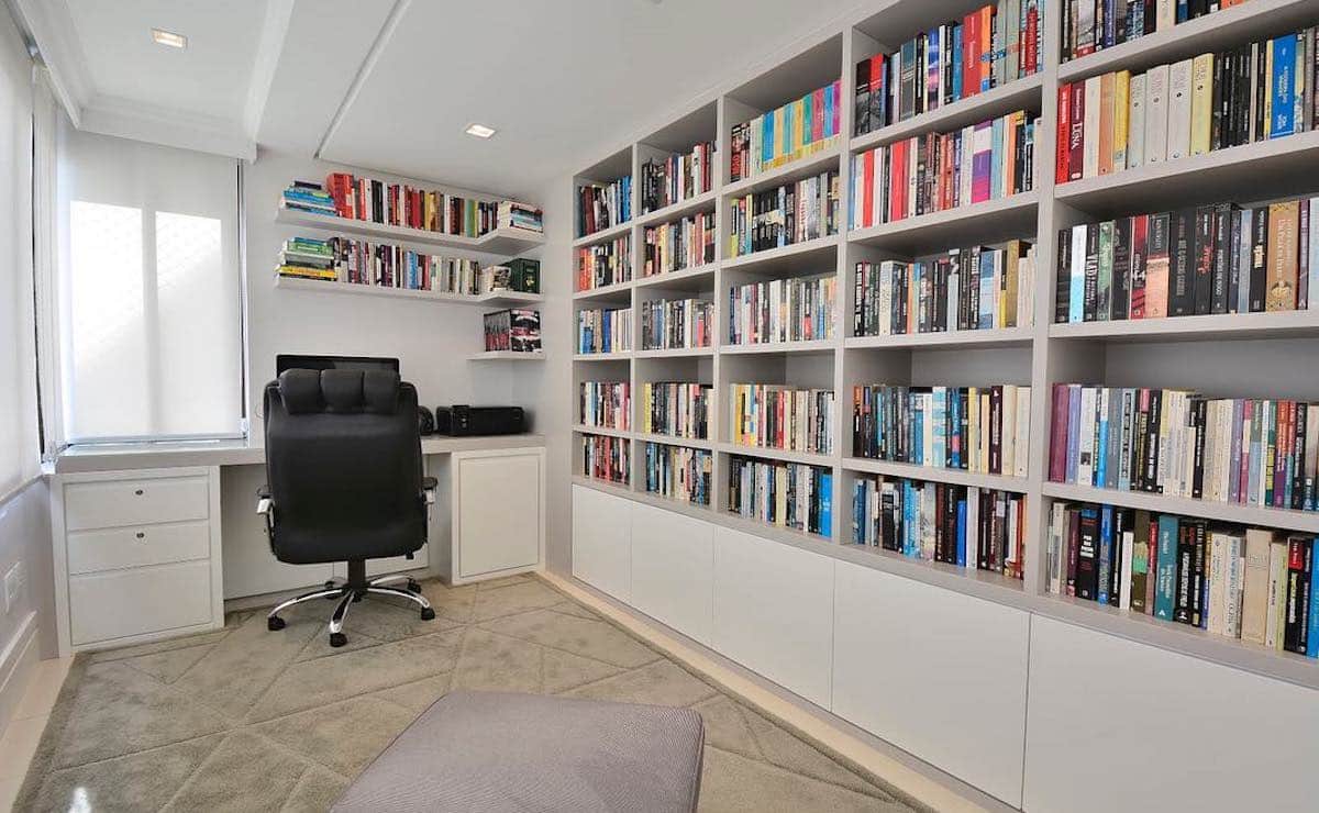 Estante de Livros: 10 Projetos para Você Expor sua Coleção 3 Estante de livros decorada com elementos diversos.