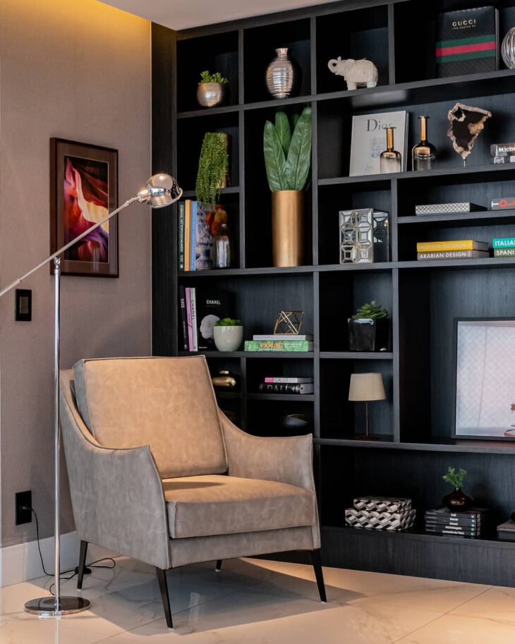 Estante de Livros: 10 Projetos para Você Expor sua Coleção 1 Estante com nichos irregulares modernizando a sala.