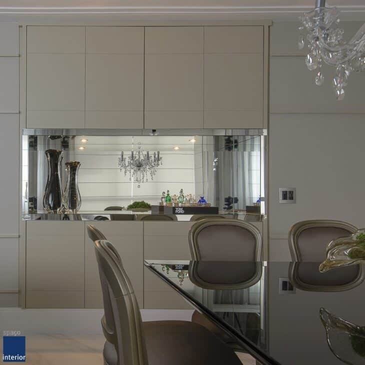 Cor Fendi: 10 Inspirações para Decorar com Estilo 5 Combinação com espelho para um ambiente requintado e amplo.