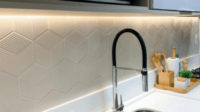 Sanca aberta: 10 ideias para transformar seu espaço com elegância. 7 Quando combinada com elementos de iluminação, garante um efeito incrível e aconchegante para o projeto.