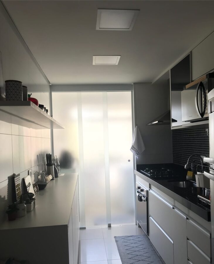 10 Ideias Para Separar a Cozinha da Lavanderia em Apartamentos 5 Uma boa opção para manter a cozinha iluminada, mas ainda esconder as baguncinhas da lavanderia é optar por películas jateadas.