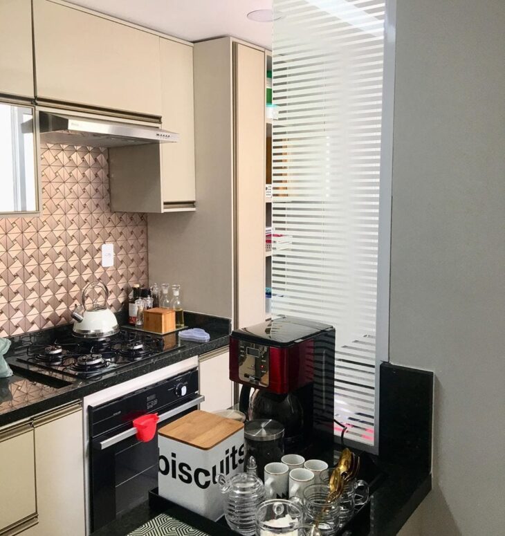 10 Ideias Para Separar a Cozinha da Lavanderia em Apartamentos 7 Nesse exemplo, a divisória cozinha lavanderia em vidro não fecha completamente os dois ambientes.