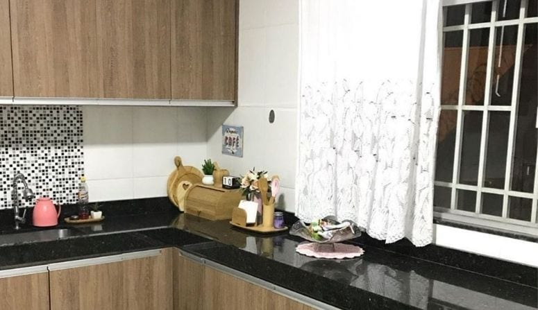 10 fotos de janela para cozinha e dicas de como escolher a sua. 1 A janela de ferro é bem tradicional e possui um preço mais competitivo no mercado, em relação a outros materiais. Você consegue tirar um bom proveito se a janela possuir grades, pois traz segurança, uma vez que impossibilita o acesso do lado externo. Apesar disso, o material possui baixa resistência à oxidação. Caso você tenha uma em casa, evite molhar e lavar essa área para que ela não enferruje.