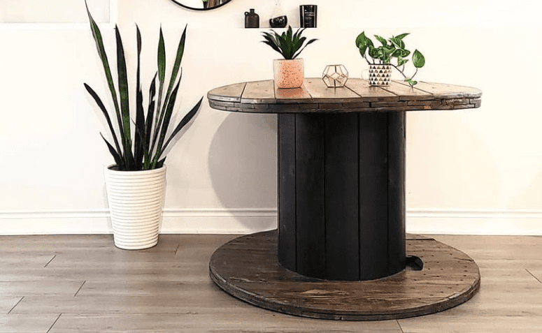 10 Ideias Incríveis para Decorar com Mesas de Carretel 3 Uma mesa de carretel é uma maneira de reutilizar e reaproveitar as bobinas de cabos de aço.