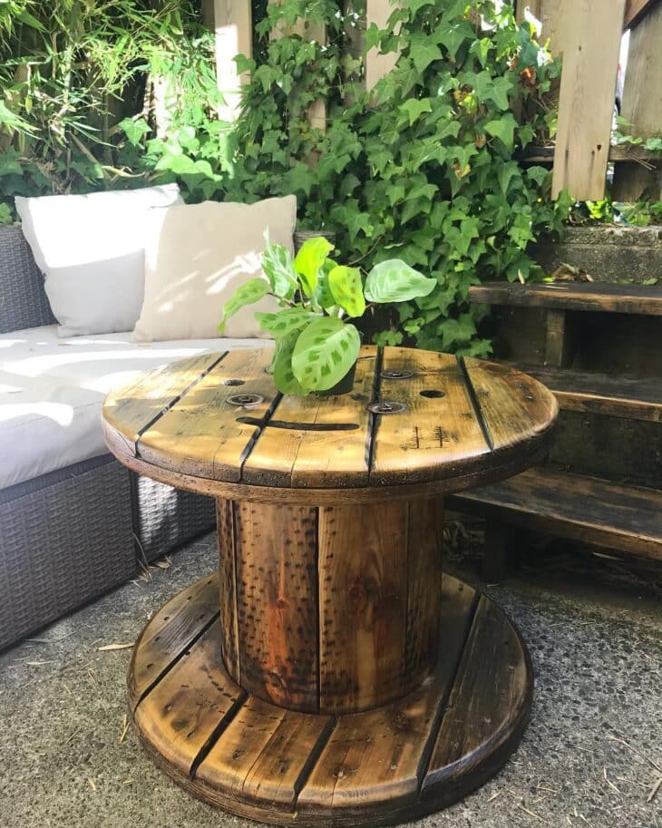10 Ideias Incríveis para Decorar com Mesas de Carretel 10 As mesas de bobina podem ser usadas em vários lugares, tanto na área externa quanto interna.