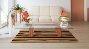 10 Inspirações de Tapete Redondo para Sala e Como Usá-los na Decoração 9 Imagem de uma mesa de centro de vidro.