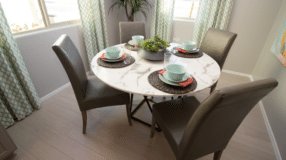 Mesa de Madeira Rústica: 10 Opções para Deixar Sua Casa Encantadora 5 mesa de mármore: 55 modelos elegantes para sofisticar o ambiente