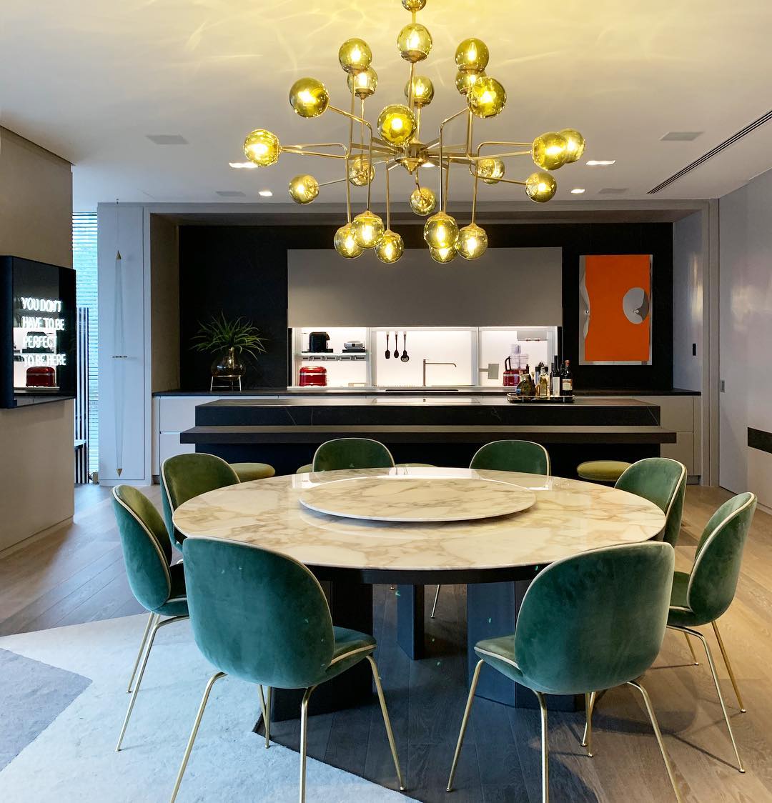 Mesa de mármore ideal para ambientes internos